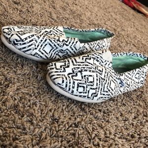 Black and white printed TOMS